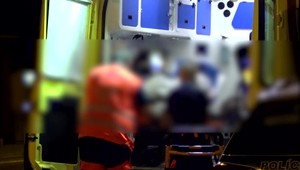 Dôchodkyňa skončila s viacerými zraneniami v nemocnici. Podozrivého zadržala polícia, má ísť o jej syna