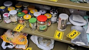 Policajt predával drogy priamo pod oknami policajnej budovy