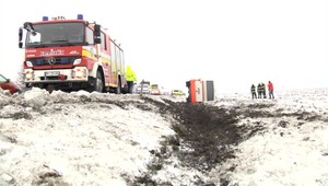 Silný vietor na východe Slovenska. Z cesty sfúklo autobus s cestujúcimi