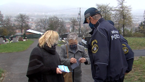 Polícia už preveruje certifikáty s negatívnym výsledkom. Pozreli sme sa, ako prebiehajú kontroly