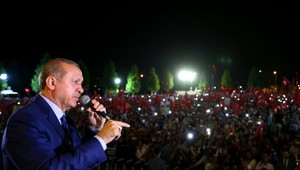 Tureckí novinári v uliciach. Prezident Erdogan ruší médiá