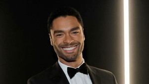 Nový kandidát na Jamesa Bonda? Regé-Jean Page všetkých presvedčil, že je vhodný!