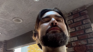 Ten sa nevydaril! Syna hviezdneho herca hľadá polícia pre napadnutie vlastnej matky!