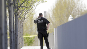 Nezvyčajná naháňačka: Útočník pobodal muža nožnicami. Pred políciou sa skrýval na strome 12 hodín