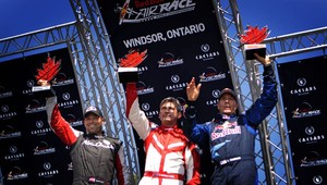 Vzdušní akrobati zabávali fanúšikov na brehu rieky Windsor