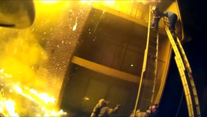 Chytil dieťa padajúce z horiacej budovy. Dramatický zákrok hasiča