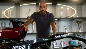 Lewis Hamilton vysvetlil, aké posolstvo nesie nápis na jeho prilbe