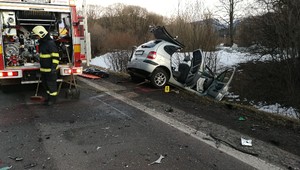 Pri tragickej nehode prišiel o život vodič auta, z neznámych príčin prešiel do protismeru