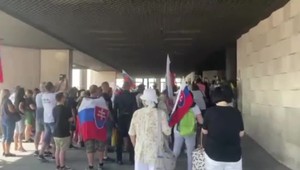 Blokáda pred parlamentom aj v parlamente. Očkovací zákon brzdí Sme rodina, protestujúci chcú aj prespať