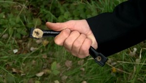 Starenku si vyhliadol, okradol ju a stratil sa v kríkoch