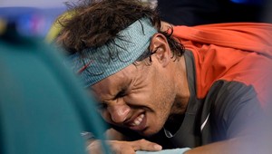 Zranený Nadal chcel dohrať pre publikum, Wawrinku i seba