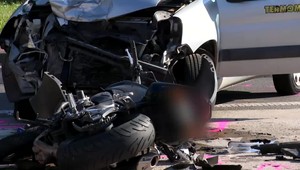 Zrážka auta a motocykla: Vodič motorky utrpel ťažké zranenia
