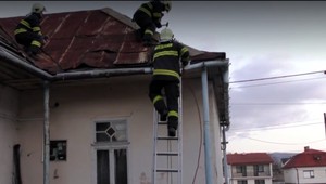 Obyvatelia v ohrození. Na východe vyčíňal vietor a strhával strechy