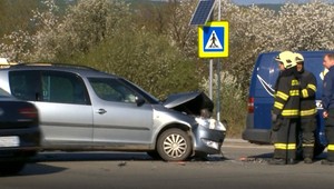Osobné auto sa zrazilo s dodávkou, ktorá prevážala peniaze. Nehoda ochromila premávku na východe