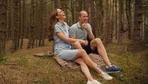 Kate a William zverejnili zamilovanú fotku, viac ale zaujal TENTO detail na princovi!