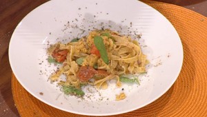 Tagliatelle so sardelkami a  cesnakovou pangrattato