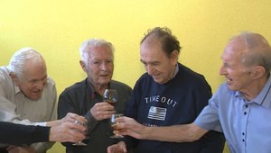 Spolužiaci z vysokej školy sa stretávajú už 66 rokov. Viacerí z nich sú už deväťdesiatnici