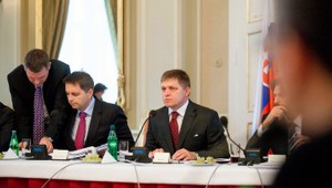 Niektorým ústavným činiteľom zmrazia platy