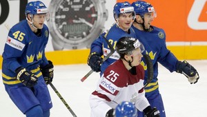 Švédi rozdrvili Lotyšov 8:1, hetrik Louia Erikssona