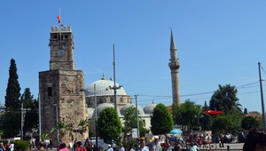 Neďaleko obľúbeného tureckého letoviska Antalya dopadli tri rakety