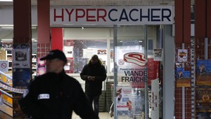 Na predmestí Paríža horel obchod s kóšer potravinami