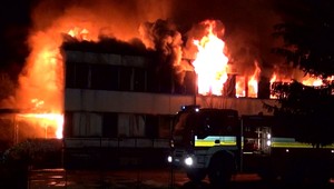 Požiar, aký doteraz nezažili. V budove školy muselo zasahovať viac ako 50 hasičov