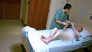 Nevedeli, prečo má  starček (89) modriny. Kamera odhalila brutálneho opatrovateľa