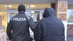 Spolužiakom povedal, že ich vystrieľa. Obvinený mladík už pozná svoj rozsudok