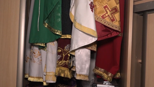 Krádež v pravoslávnom chráme: Muž v červených čižmách ukradol rúcha aj kadidlo