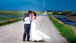 Tornádo ako svadobný hosť. Unikátne fotografie mladomanželov