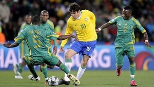 Kanárikov vykúpil až v samom závere priamy kop Daniela Alvesa