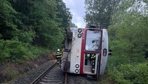 Dramatické momenty opísali záchranári. Vlak uväznil zranených