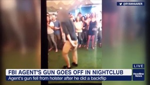 Policajt FBI tancoval v bare, spadla mu pištoľ a vystrelila