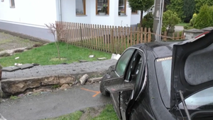Auto zdemolovalo betónový plot domu a elektrickú prípojku