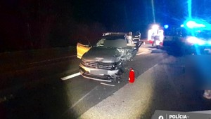 Vodič s deťmi v aute prešiel do protismeru. Zrážku s kamiónom neprežil