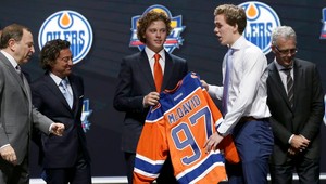 McDavid pred Hossom v rebríčku najlepších hráčov