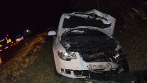 Nočná tragédia na cestách: Mladý vodič s autom skončil v priekope