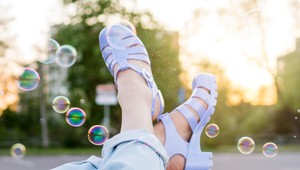 NAJLACNEJŠÍ topánkový hit 90. rokov je naspäť: Toto nosia ženy na nohách