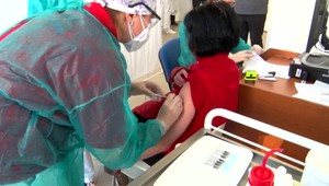 Čakali na druhú dávku vakcíny, ale nedočkali sa. Pre chybu v systéme ju nedostali desiatky učiteľov