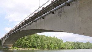 Frekventovaný most v Komárne má problémy. Musia ho odľahčiť, inak mu hrozí zatvorenie