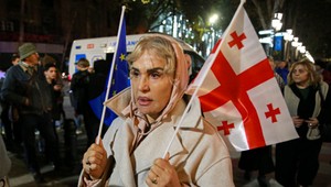 Bitky, kupovanie hlasov a bojkot. Gruzínska opozícia a prezidentka neuznávajú výsledky volieb