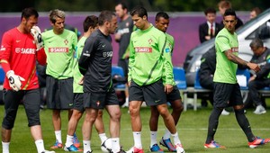 Portugalci s nožom na krku, Dáni veria v kolektív