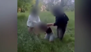 Ďalší prípad brutálnej šikany: Dievča (12) ťahali za vlasy a bili iné dievčatá kvôli peniazom