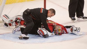 VIDEO. Brankára Andersona (32) odniesli na nosidlách