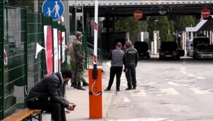 Humanitárna turistika? Niektoré rodiny prechádzajú cez hranicu viackrát počas dňa