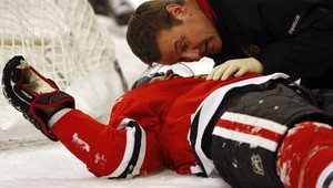 Campbell po zákroku Ovečkina so zlomenou kľúčnou kosťou, Rus sa bráni