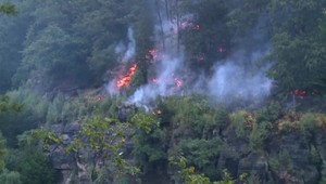 Hasenie v Českom Švajčiarsku komplikuje vietor. V boji s plameňmi pomáha aj vrtuľník zo Slovenska