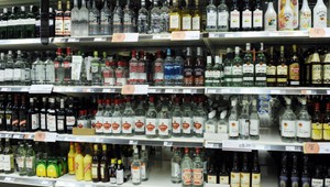 Zlodeji si odniesli vyše 9 tisíc fliaš vodky. Polícia sa obáva, že sa alkohol dostane k mladistvým