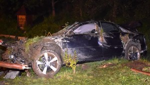 Policajti našli auto uviaznuté v potoku. Vodič zrejme jazdil vo vode, kým neuviazol