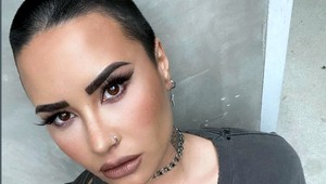 Už nie je "oni"! Speváčka opäť zmenila identitu, tentokrát na ňu platia TIETO zámená!